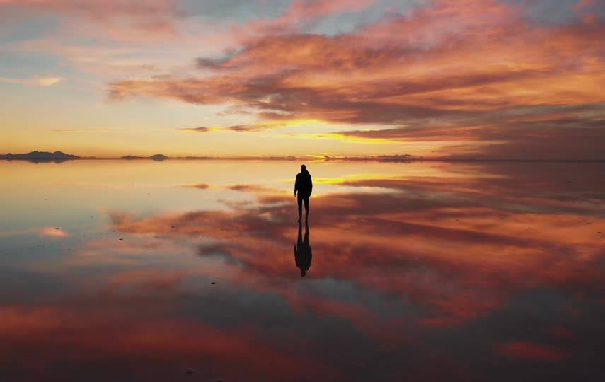 夕阳天空之境下的男人立体实拍素材