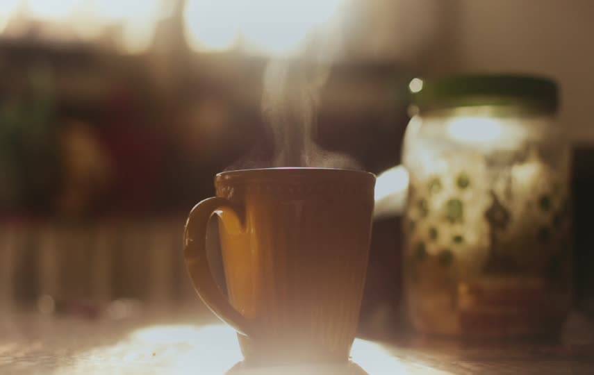 冒着热气的杯子特写镜头视频素材