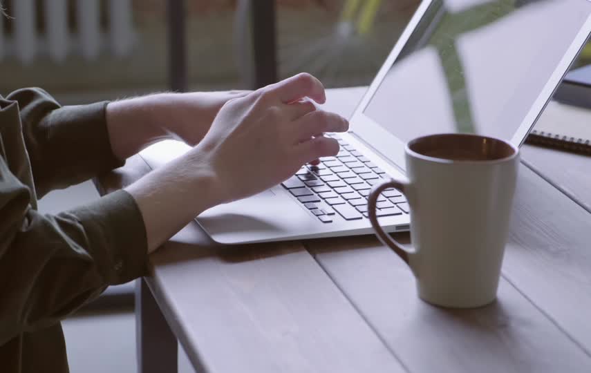 敲打笔记本特写镜头视频素材