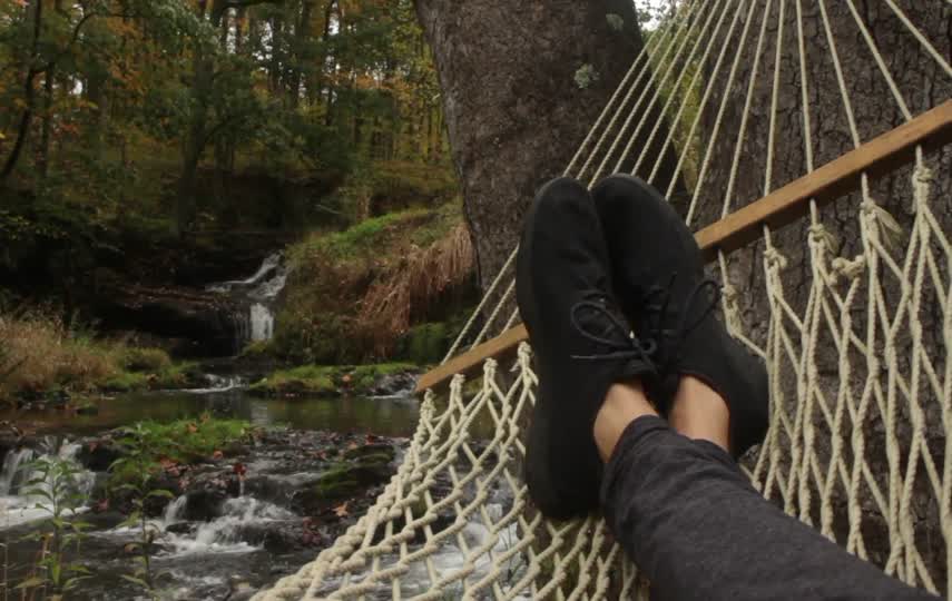 自然风景下摇床秋千的人休闲生活