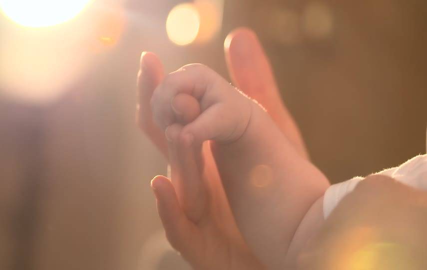 阳光下可爱的婴儿小手特写视频素材