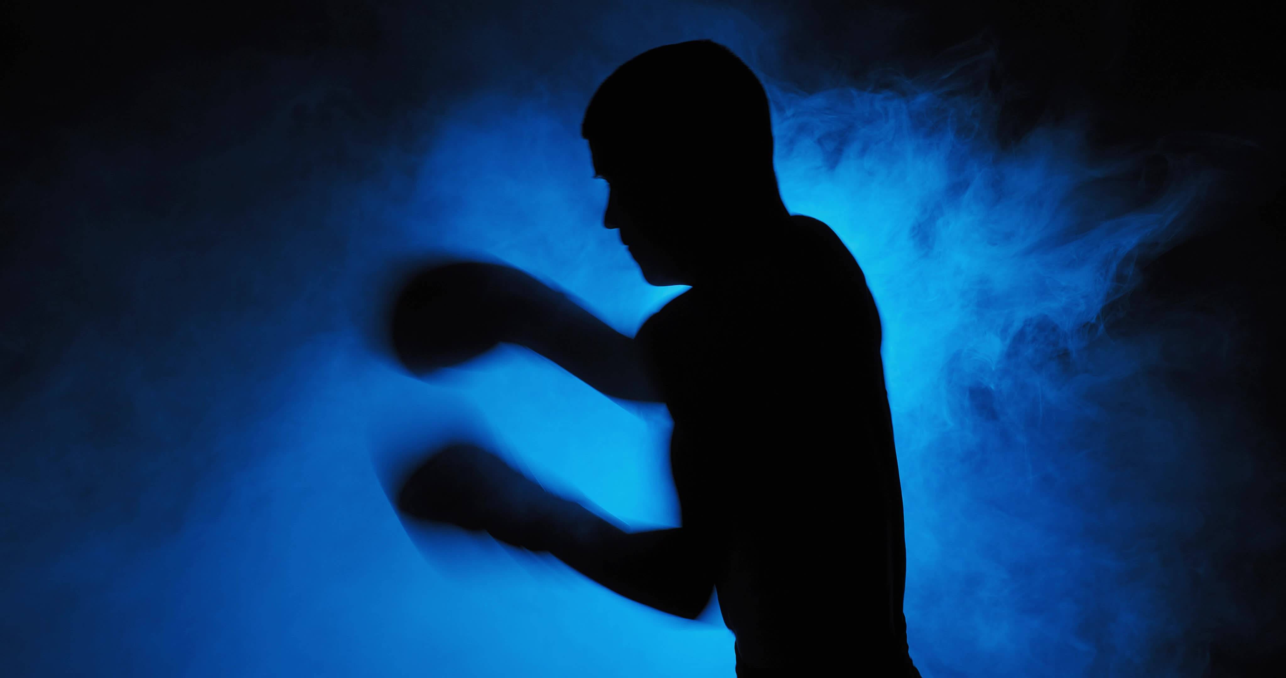 深夜练拳击的特写镜头素材