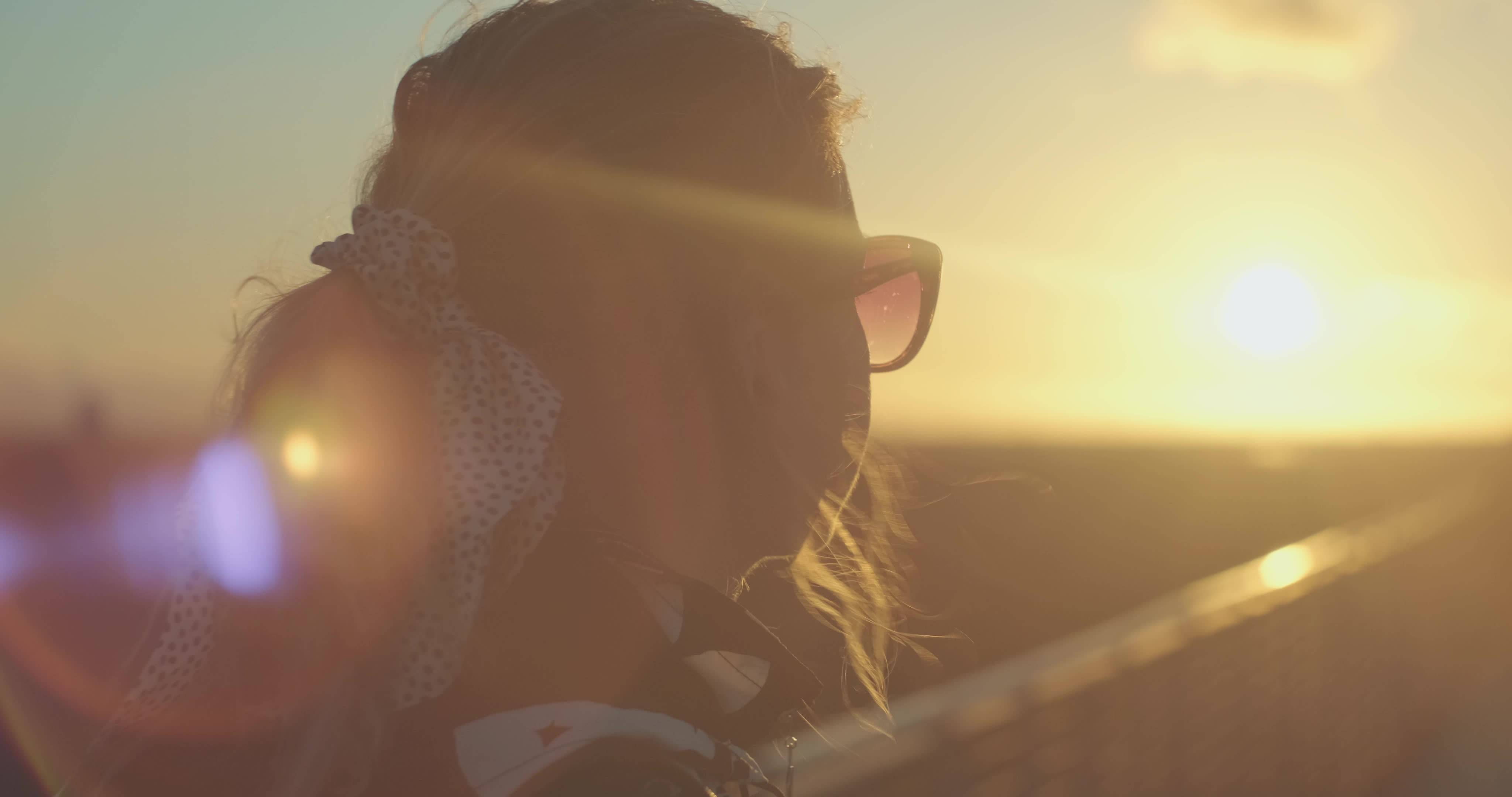 太阳日落女孩子面朝太阳思考伤感素材