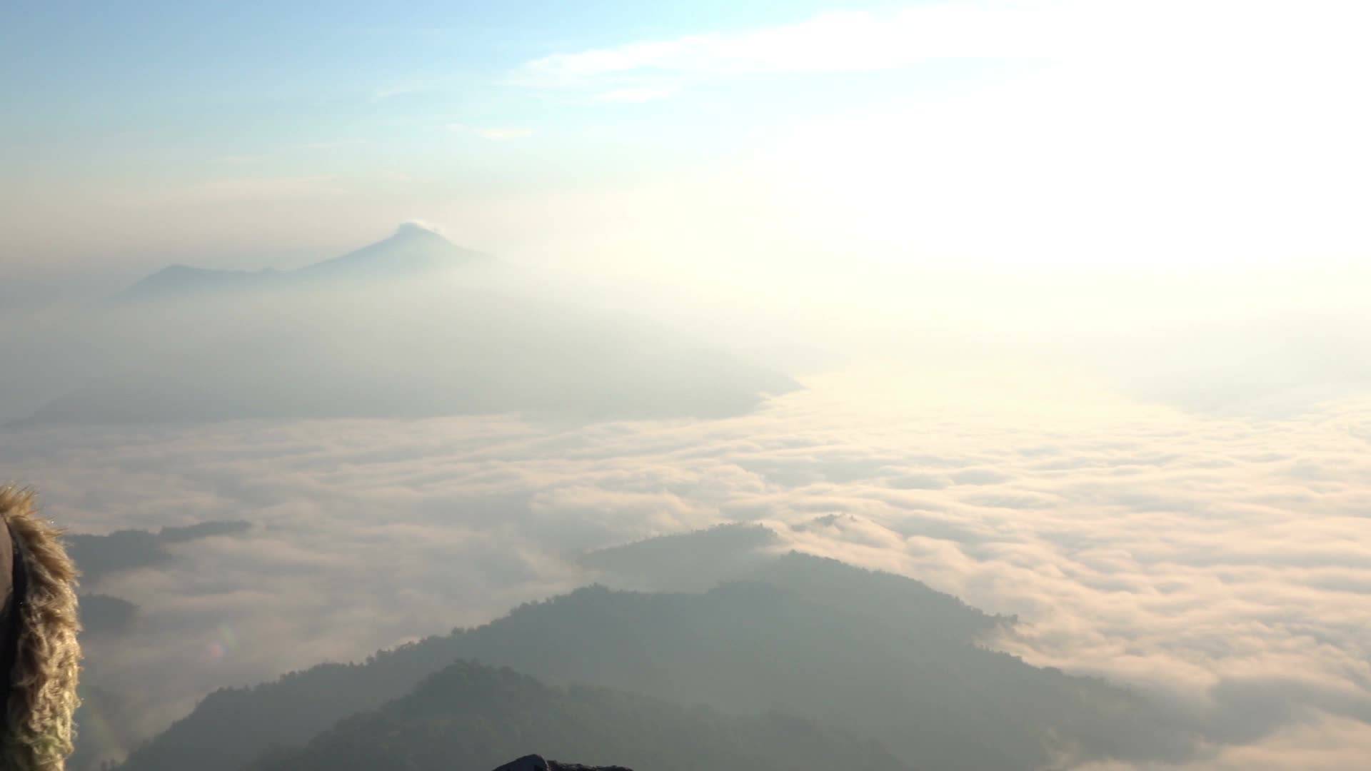 登顶山峰看日落云海励志视频素材