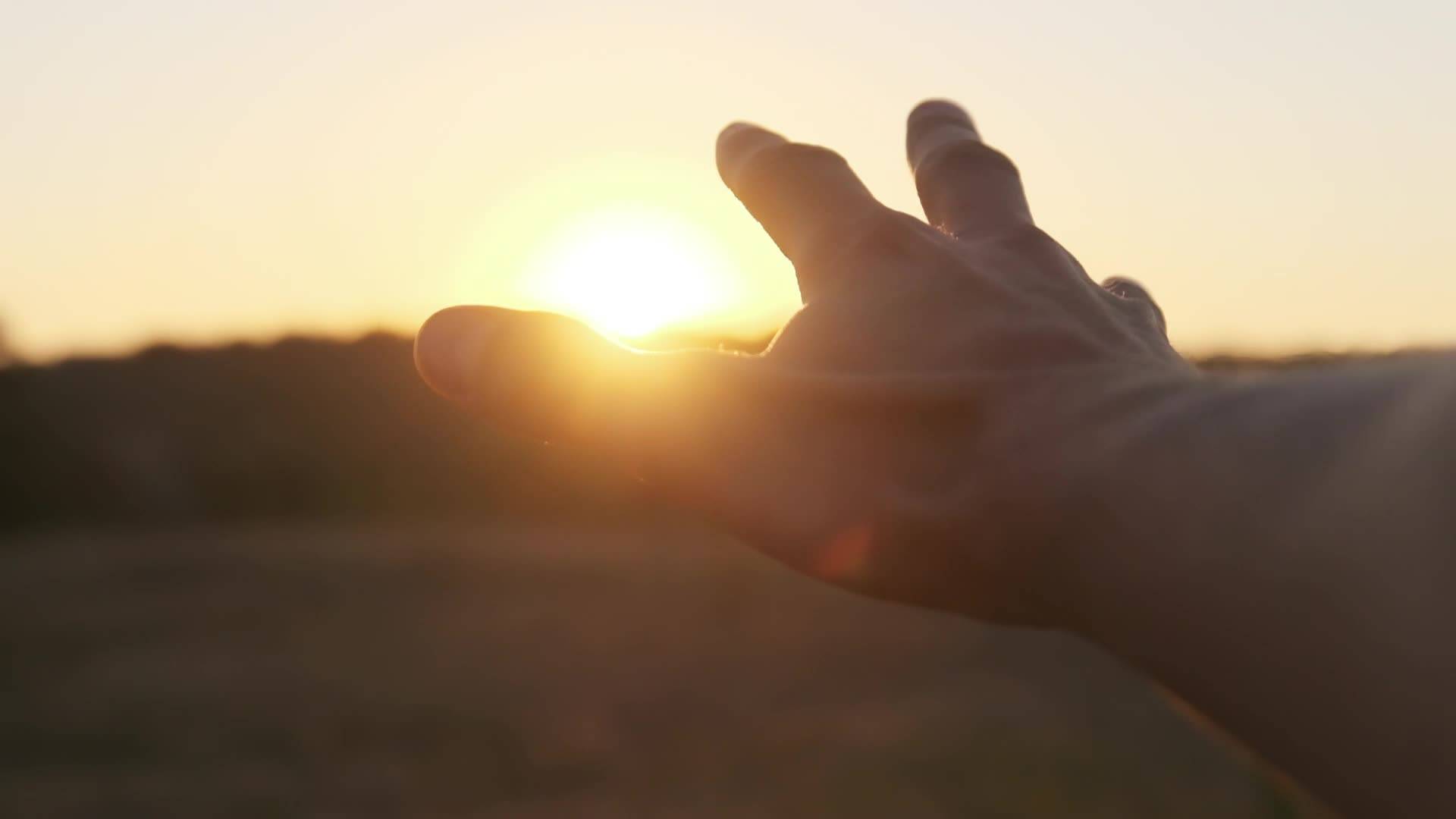 夕阳阳光透过手指缝意境唯美视频素材