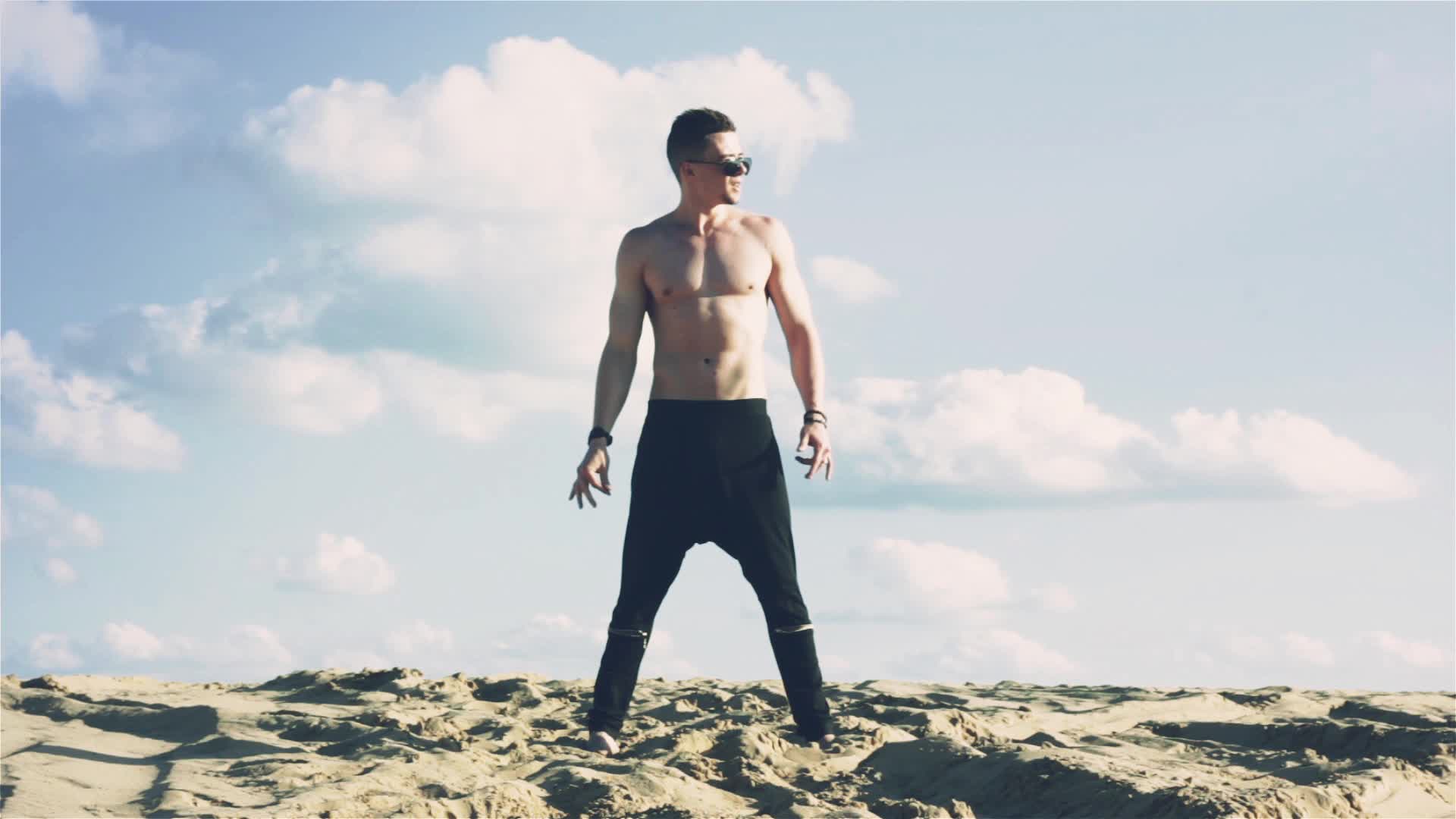 型男展示自己的肌肉视频素材