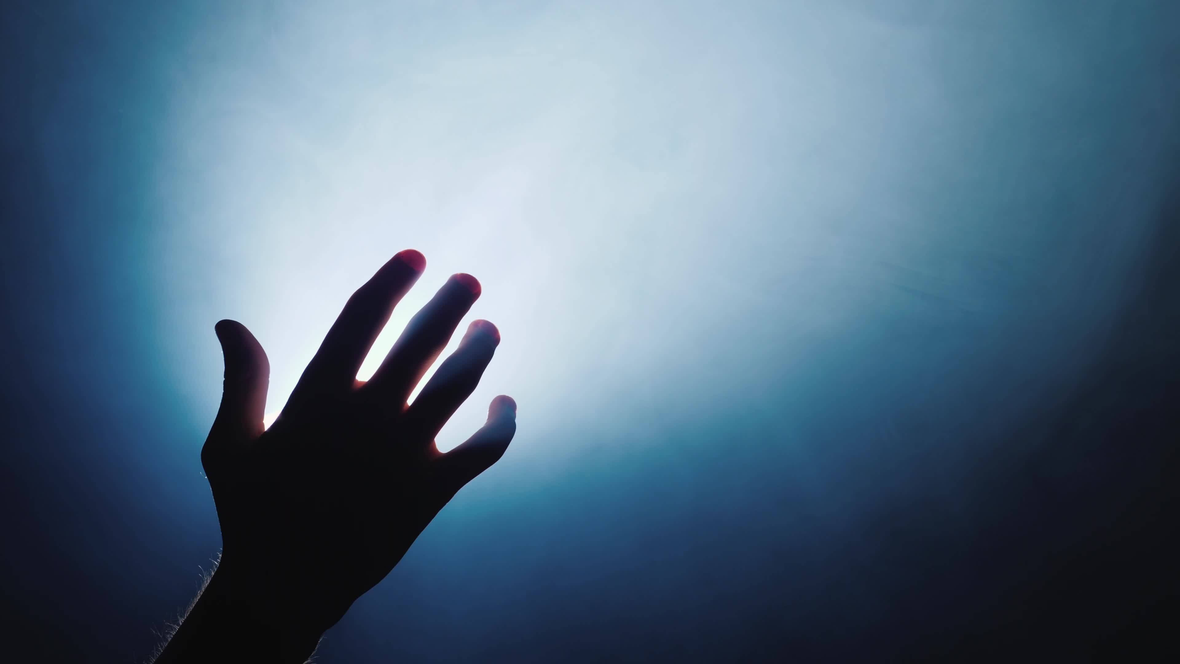 手指触摸天空镜头视频素材