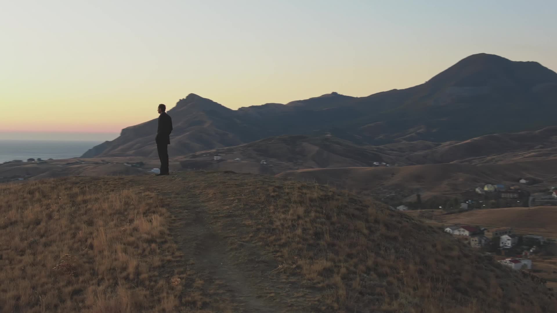 登上山顶振臂高呼励志素材