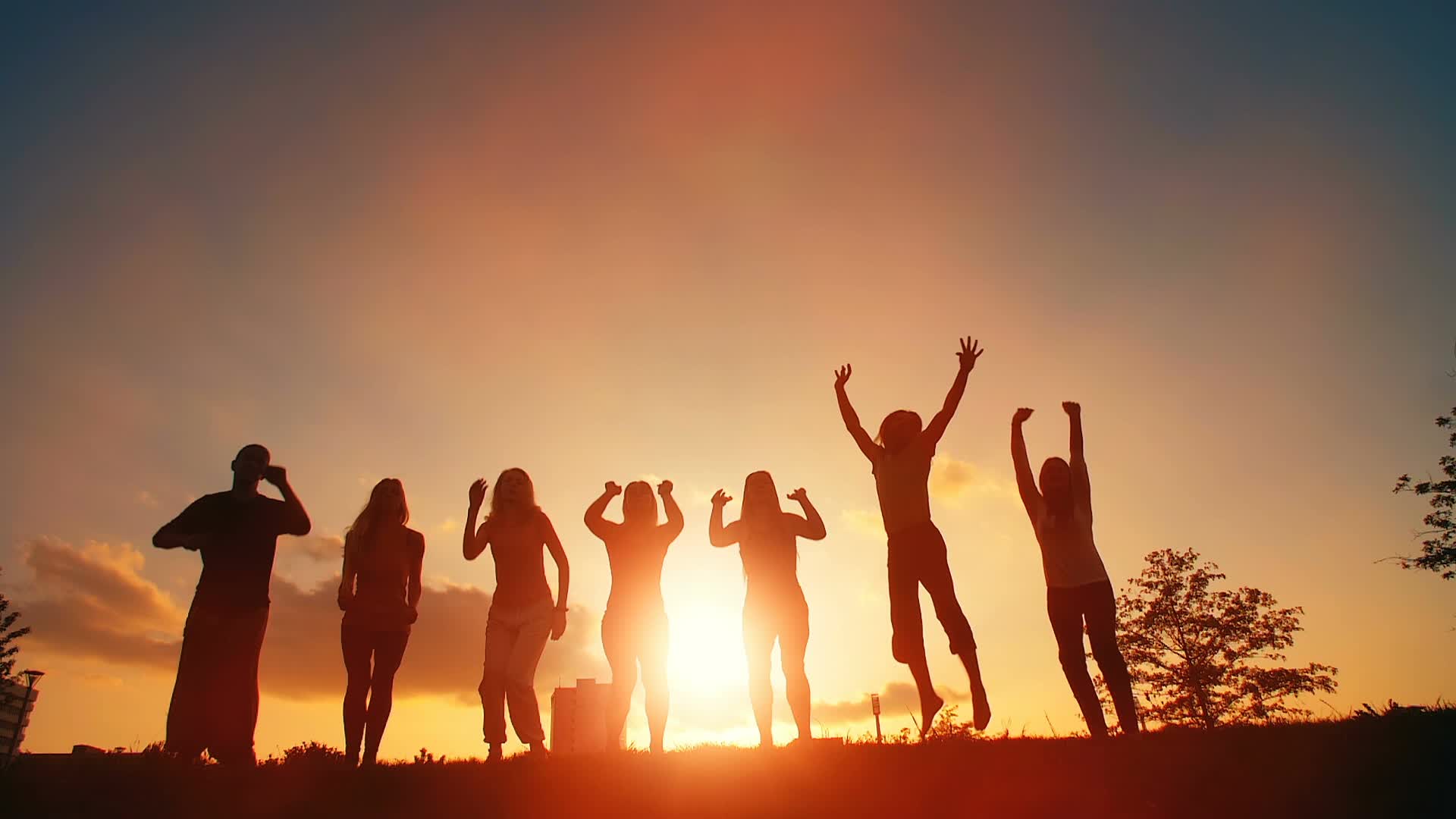 夕阳下朋友们集体欢呼跳跃视频素材