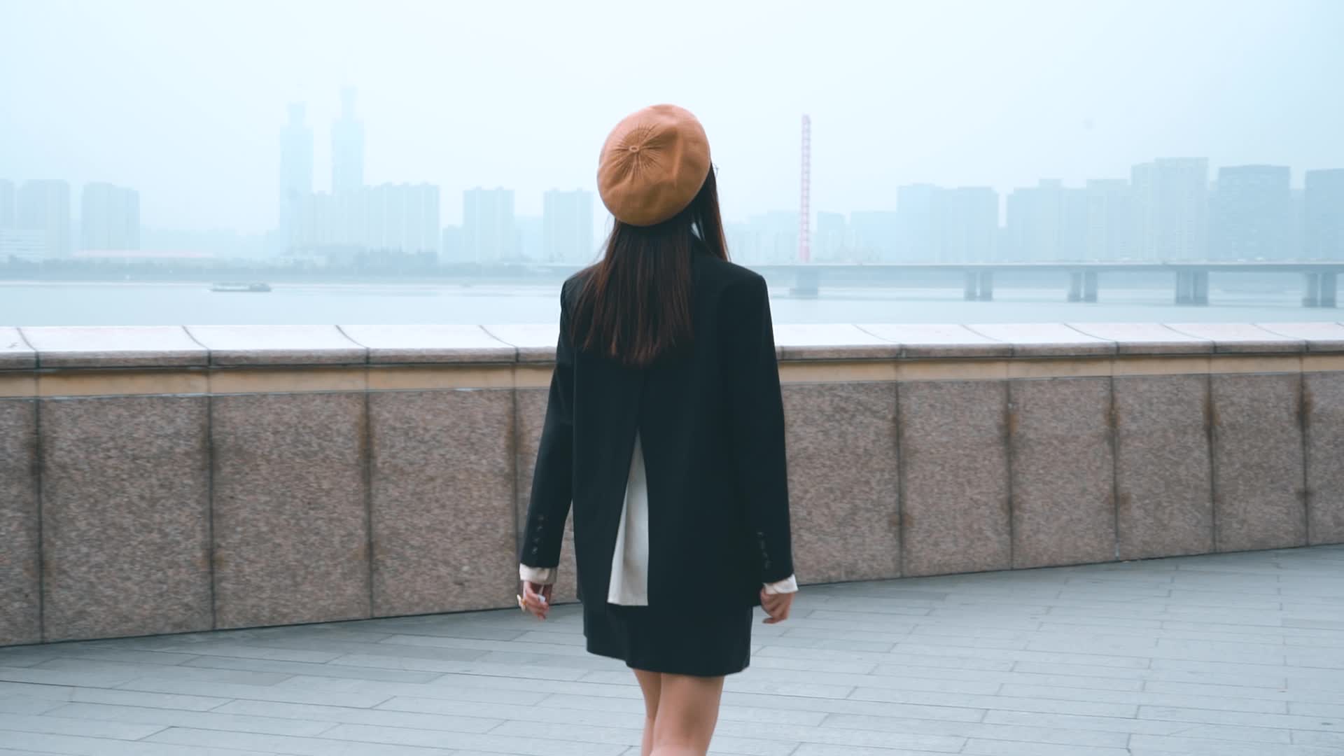 女孩一个人孤单的在河边行走视频素材