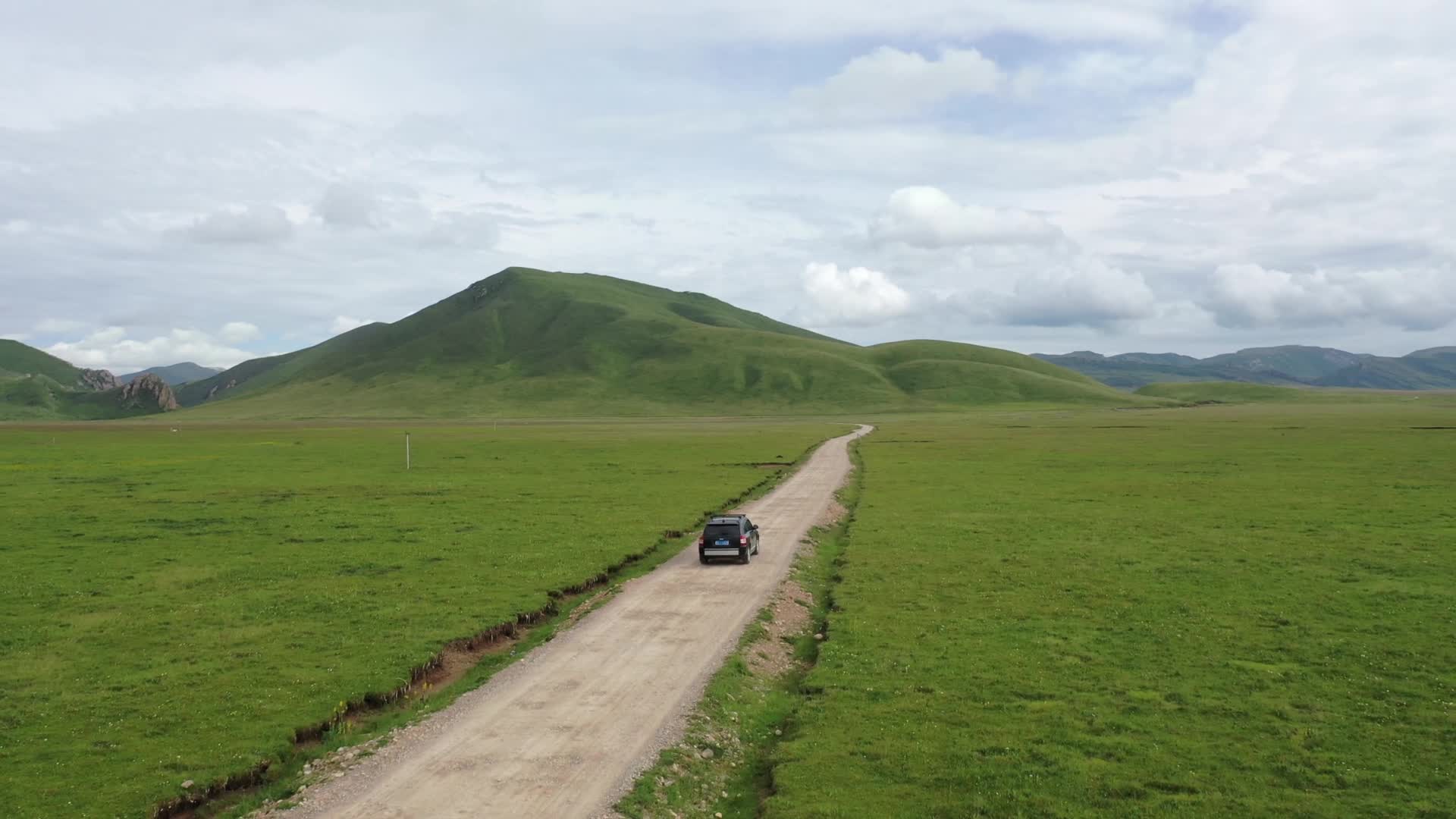 航拍旅游在草原行驶的车辆视频素材