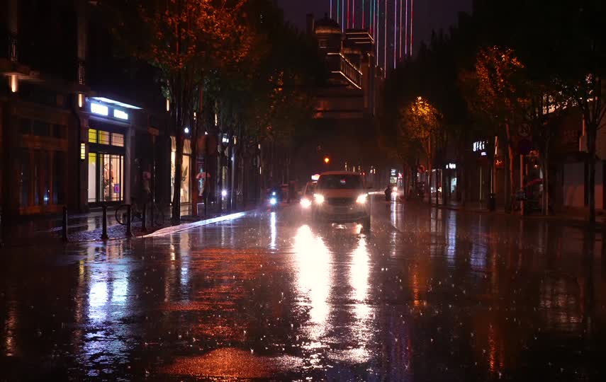 下雨天晚上的街边道路