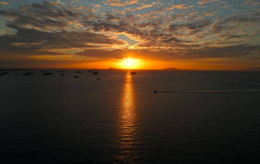 夕阳下大海上的船只唯美意境