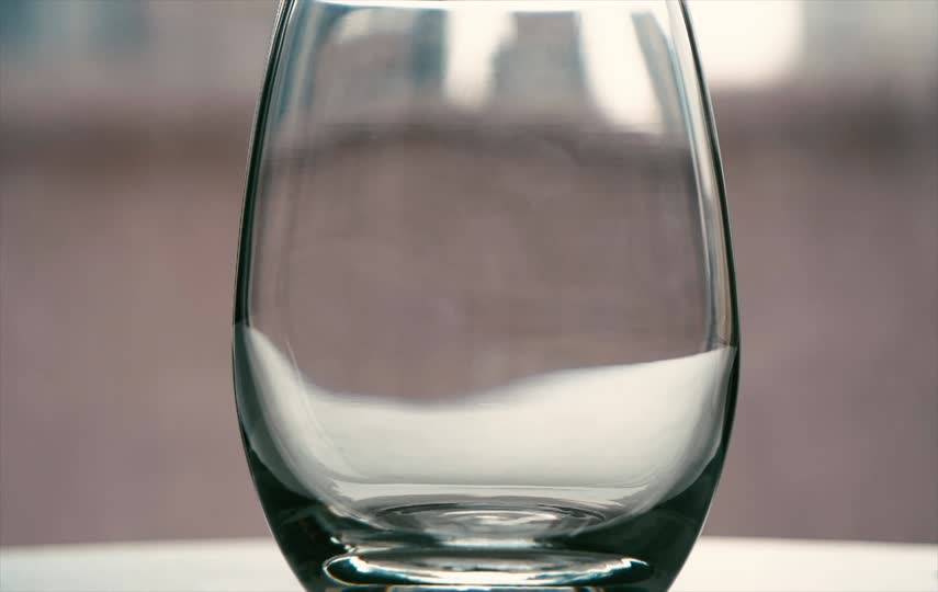 往玻璃杯中倒酒的特写视频素材