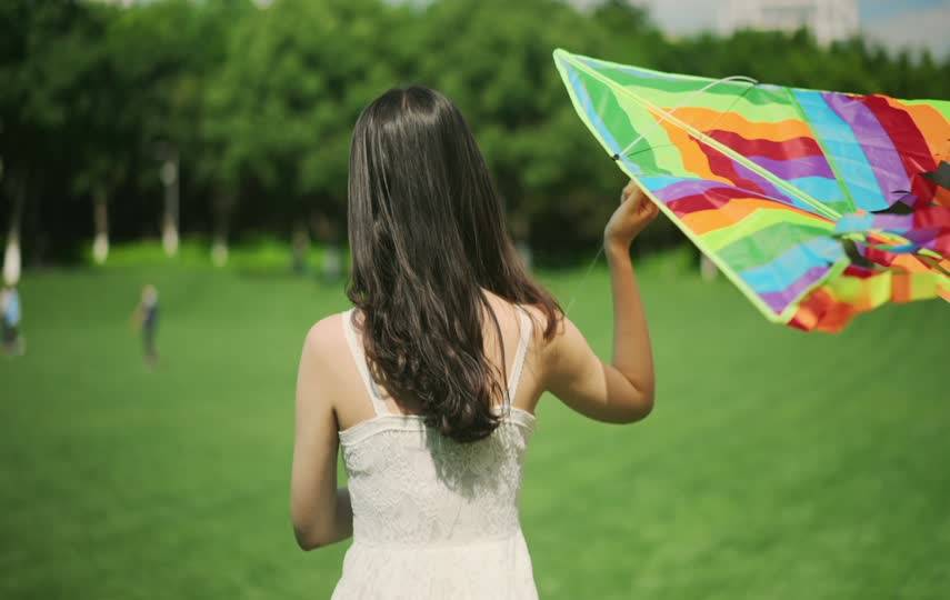 女生草地上的背影照片图片