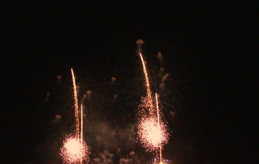 黑夜中的烟花特写视频素材