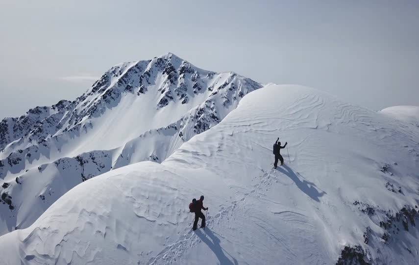 航拍雪山中登山的极限爱好者特写视频素材