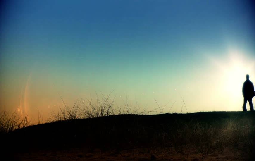 夕阳下行走的情侣特写镜头