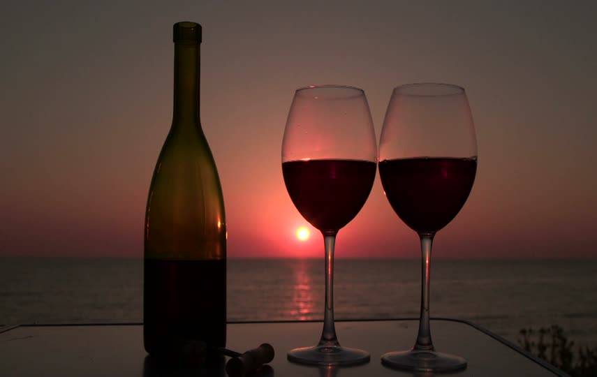 夕阳下红酒杯意境视频素材