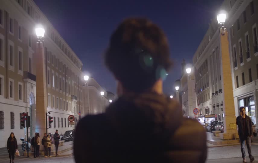 年轻人在街头拍摄视频素材