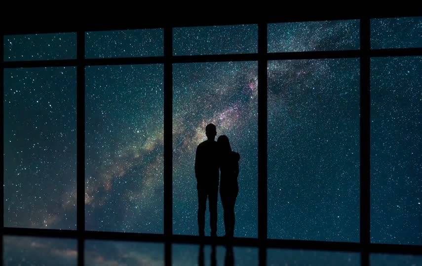 情侣依偎着看着星空视频素材