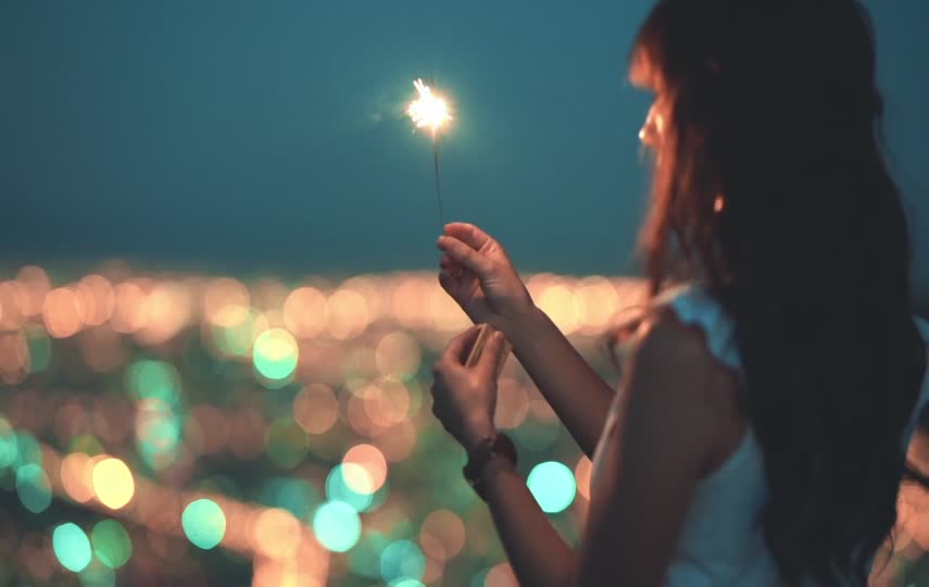 女孩点着烟花的视频素材