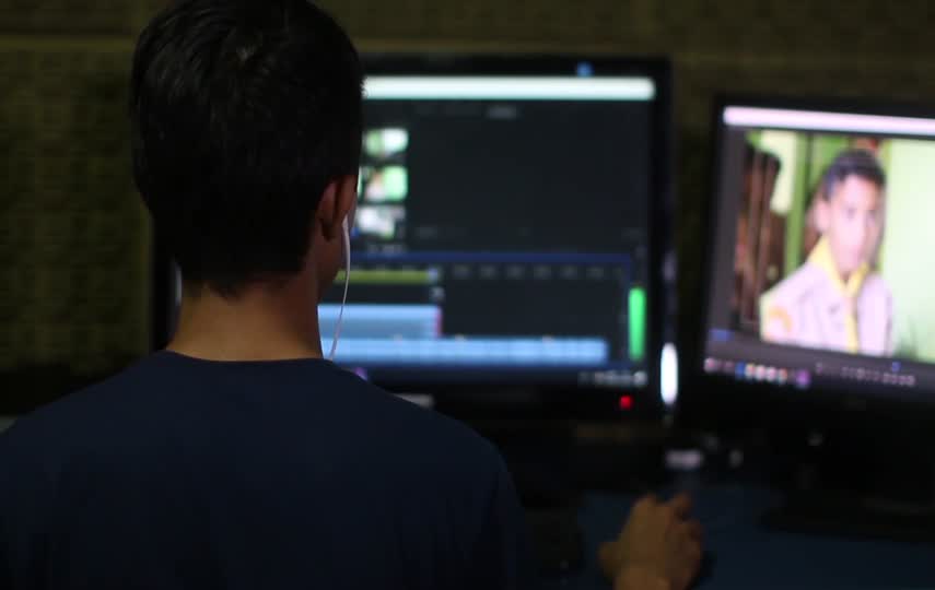 工作中的剪辑师视频素材