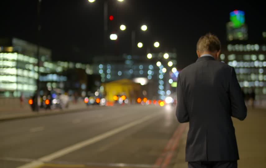 下班后的西装男在路边回复客户信息视频素材