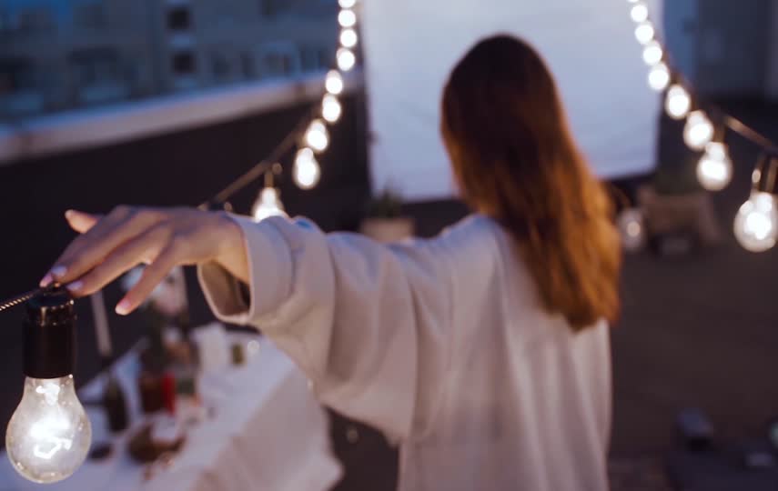 伤感的女孩一个人在吊桥上行走