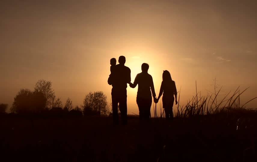 一家四口在夕阳下散步