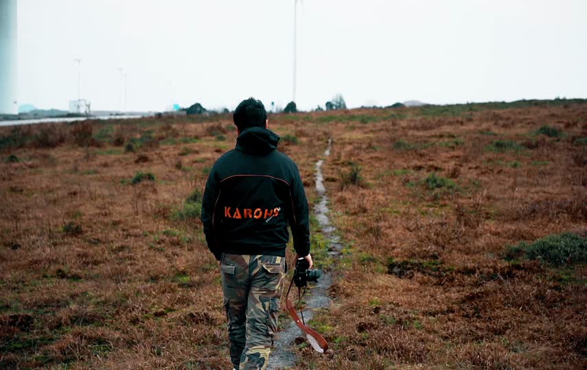 行走在小路上的摄影师