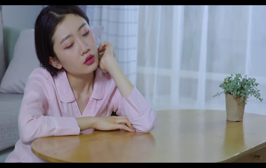 唉声叹气心情糟糕少妇短视频素材