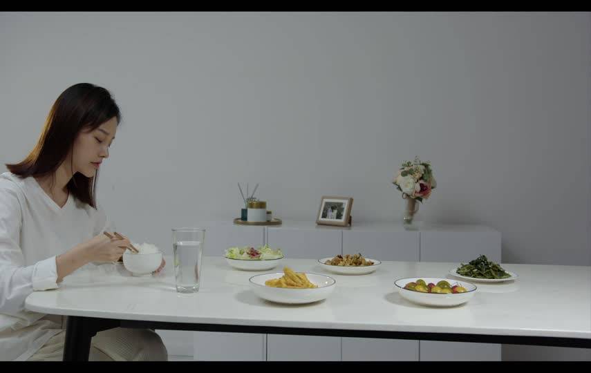 在家独自一人吃着晚餐的女人短视频素材