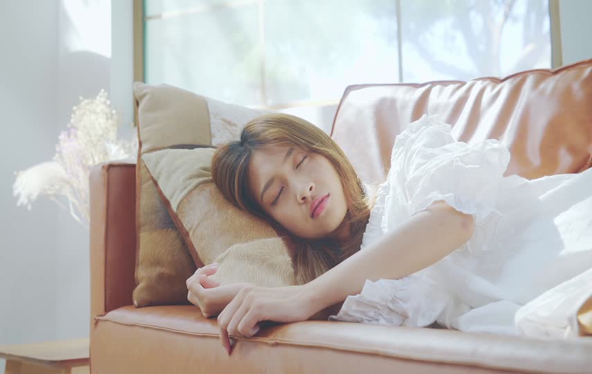 下午在沙发上午休的女人短视频素材