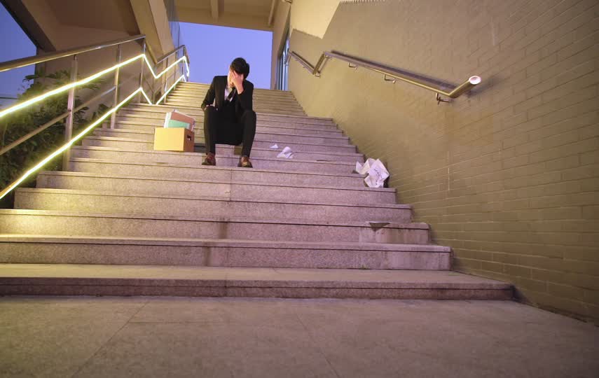 失业的年轻人坐在楼梯苦恼短视频素材