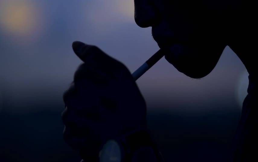 黄昏下点烟抽烟男人特写镜头短视频素材