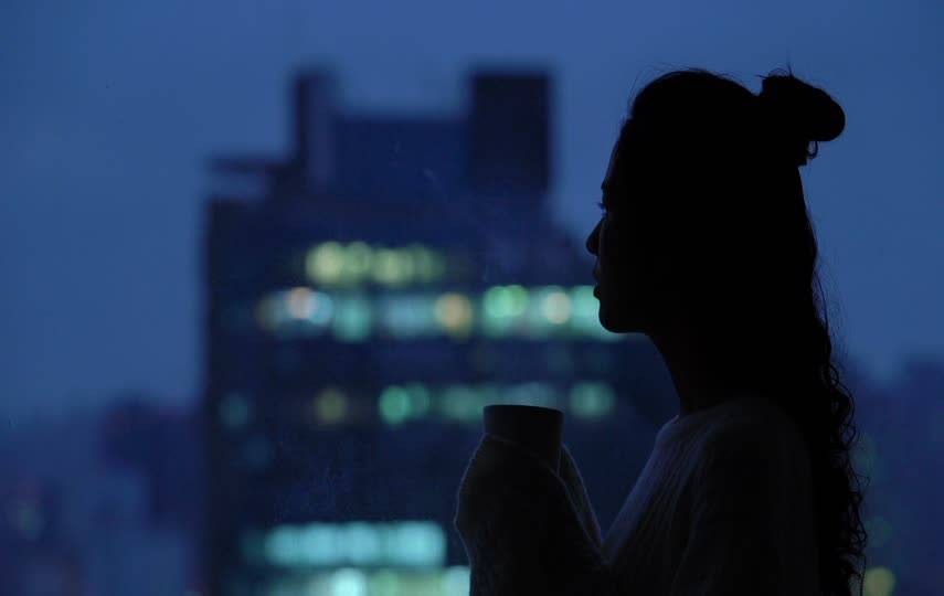 美女在阳台上喝咖啡情感短视频素材