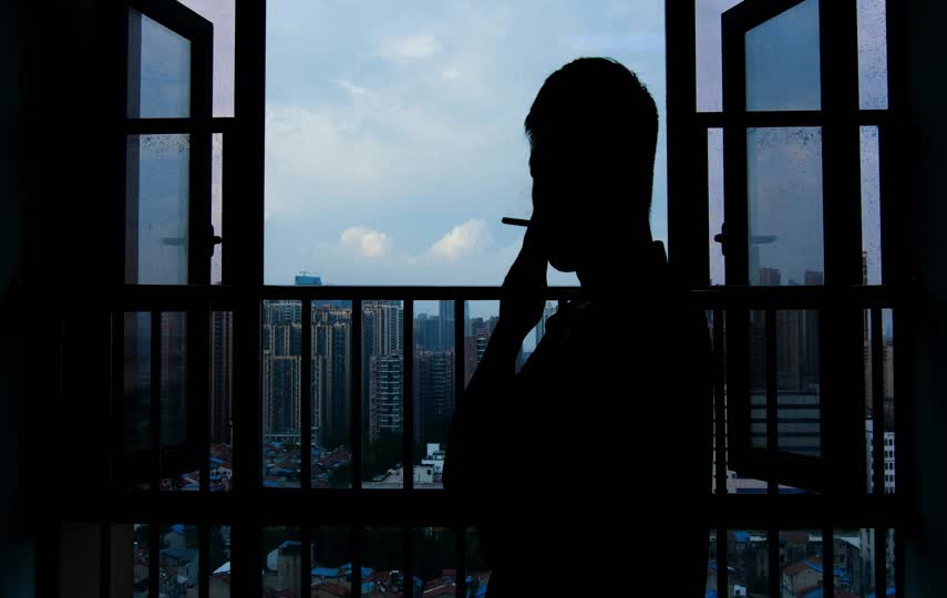窗边抽烟的男人情感短视频素材