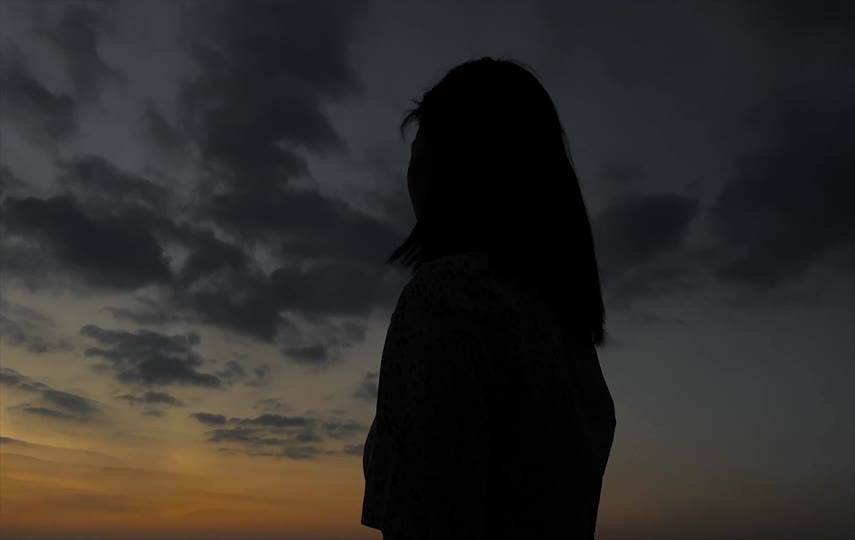 黄昏下女孩子情感短视频素材