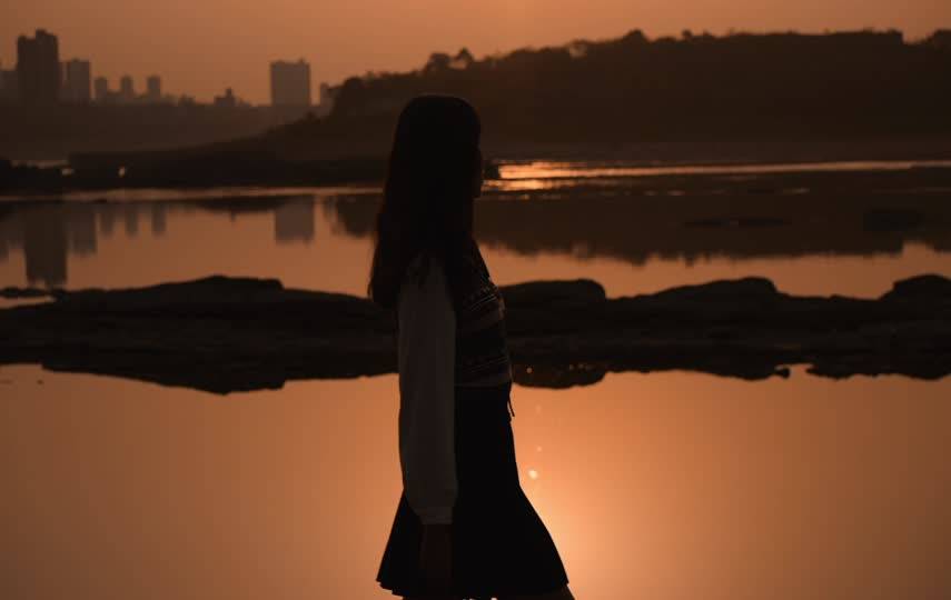 夕阳下散步年轻女人情感短视频素材