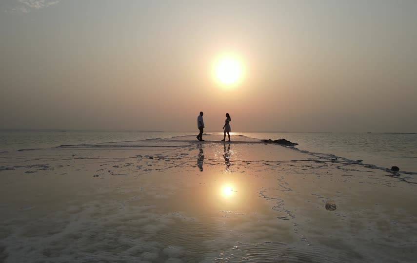 夕阳海边的情侣情感短视频素材