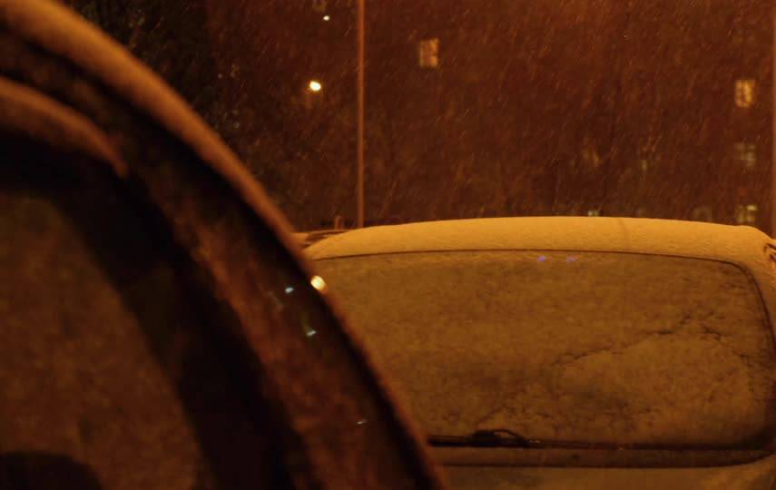 夜晚大雪中的昏暗路灯街道 短视频素材