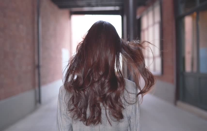 在胡同中行走的长发美女短视频素材