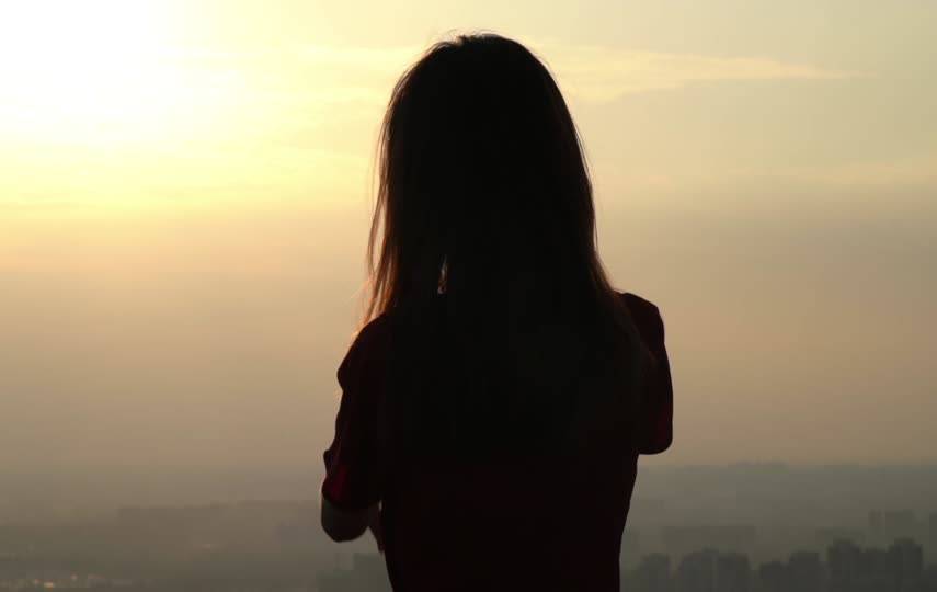 夕阳日落下伤感的女孩子短视频素材