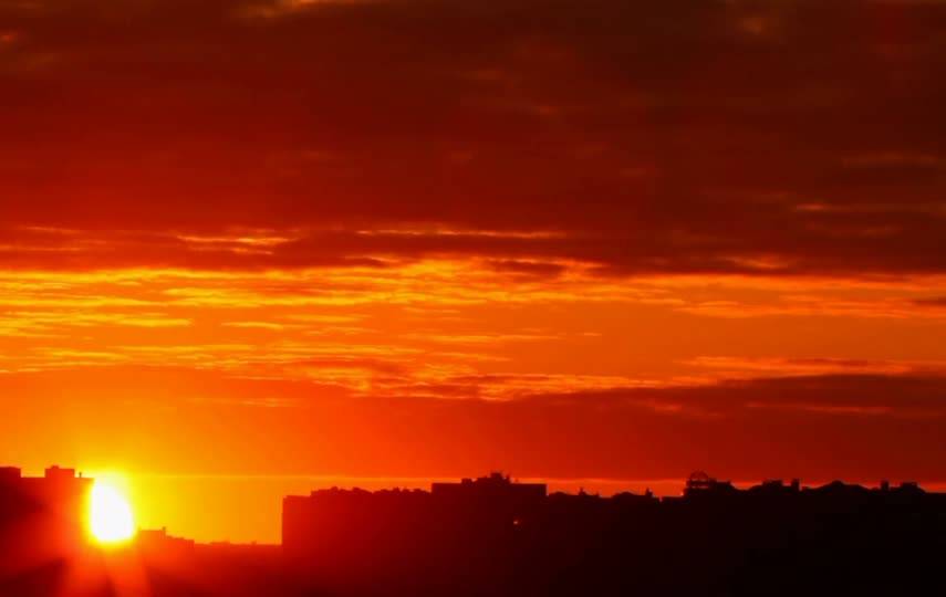 城市上空日落火烧云壮观短视频素材