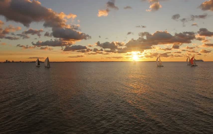 大海中日落下帆船实拍短视频素材