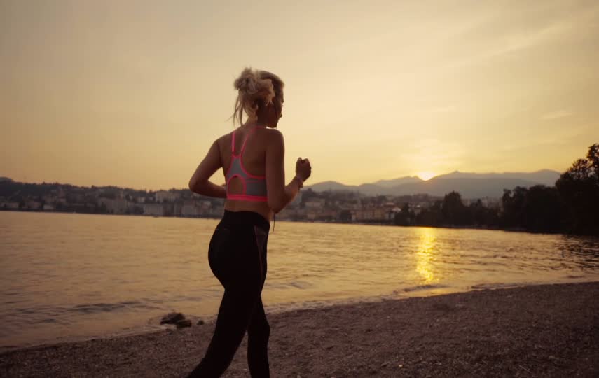 清晨在湖边跑步的女人励志视频素材