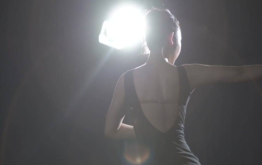 舞蹈生灯光下训练励志视频素材