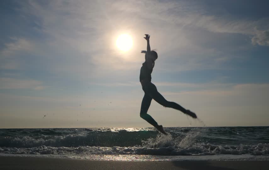 夕阳下海边体操励志视频素材