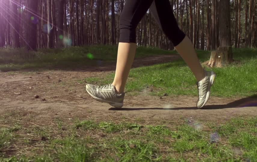 森林跑步的脚步励志特写镜头短视频素材